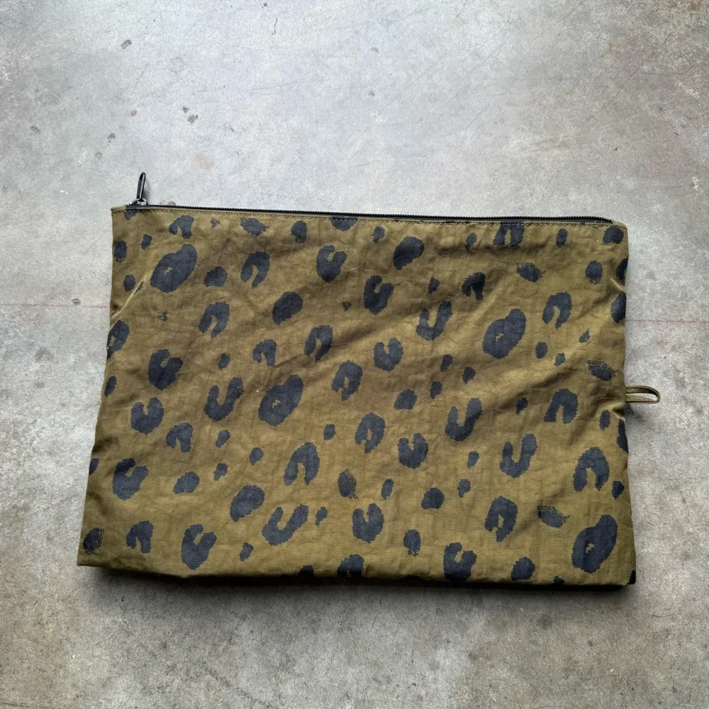 BAGGU Leopard Print Go Pouch in Olive and Black